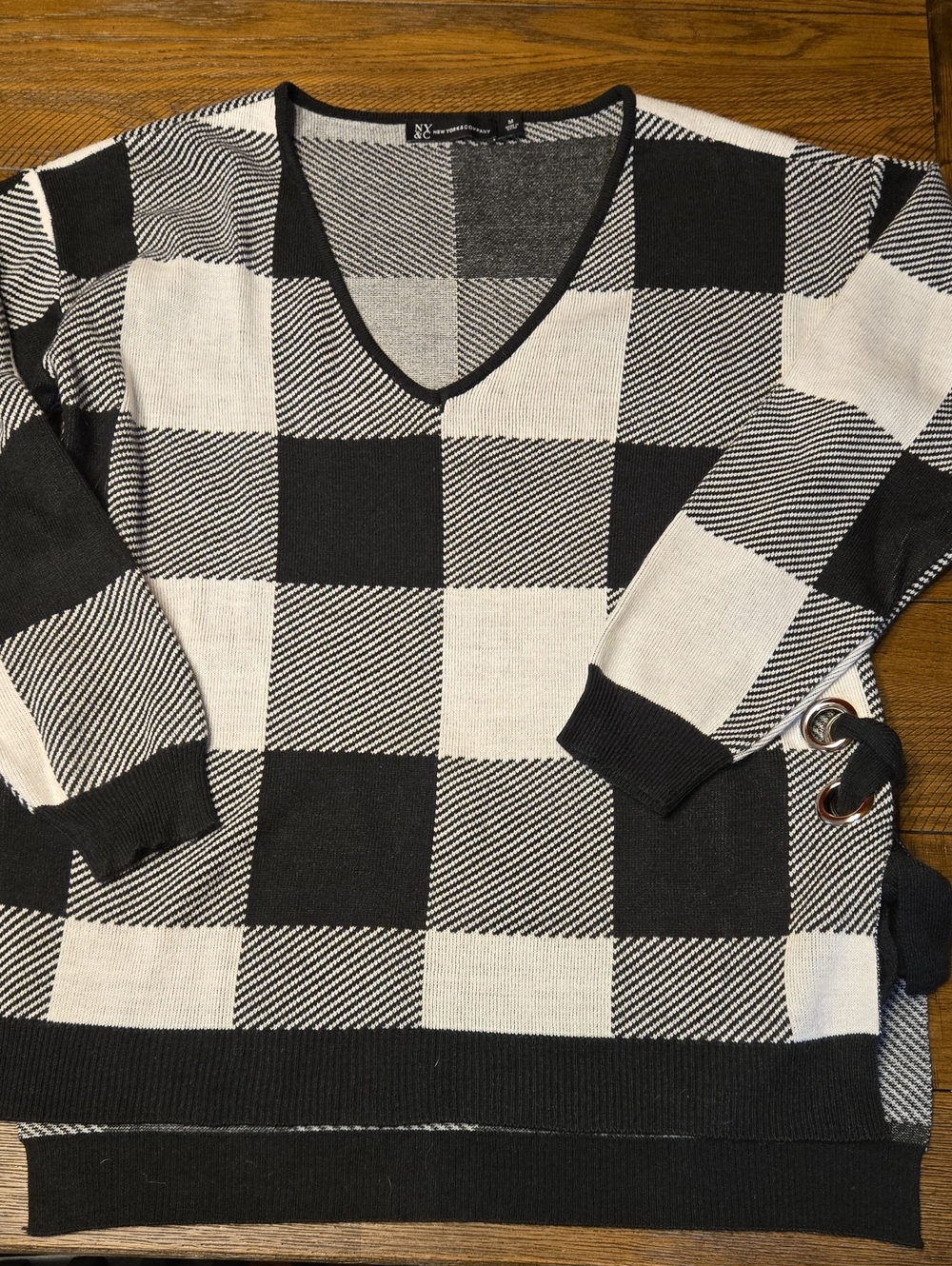 NY & COCollection Black & White Buffalo Check V‑Neck Sweater